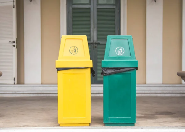 Дві Зелені Жовті Ємності Відділення Відходів — стокове фото