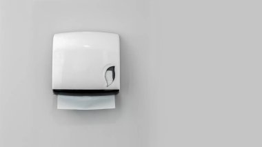 Banyoda beyaz arka planda bir kutu tuvalet kağıdı..