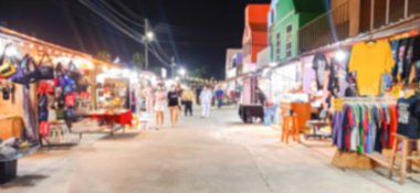 Arka planda Bokeh olan ikinci el caddenin gece piyasası bulanıklığı.