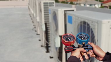 Teknisyen havalandırmayı kontrol ediyor..