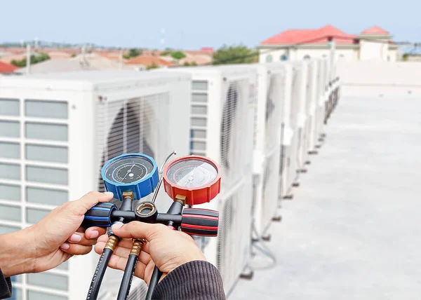 Technician Checking Operation Air Conditioner — Stock Photo, Image