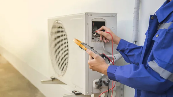Technician Checking Operation Air Conditioner — Fotografia de Stock