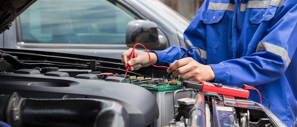 Mekaniker Kontrollera Bilens Batteri — Stockfoto