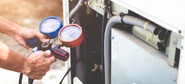 Teknisyen havalandırmayı kontrol ediyor..