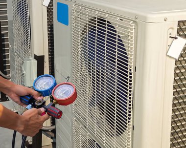 Teknisyen havalandırmayı kontrol ediyor..