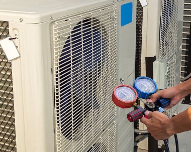 Teknisyen havalandırmayı kontrol ediyor..