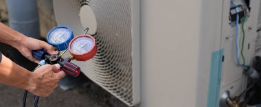 Teknisyen havalandırmayı kontrol ediyor..