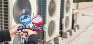 Teknisyen havalandırmayı kontrol ediyor..