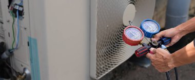 Teknisyen havalandırmayı kontrol ediyor..