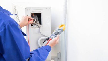 Teknisyen havalandırmayı kontrol ediyor..