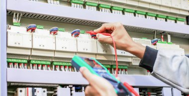 Elektrik mühendisi, kabine kontrolündeki voltaj ve elektrik hattının akımını ölçen bir testçi..