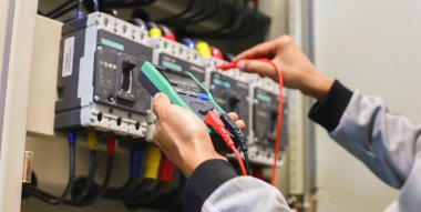 Elektrik mühendisleri elektrik kontrol cihazlarının çalışmasını test ediyor.