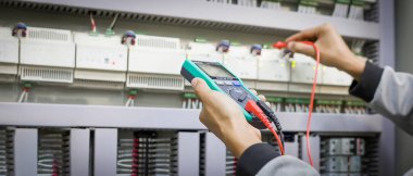 Elektrik mühendisleri elektrik kontrol cihazlarının çalışmasını test ediyor.