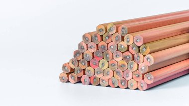 Beyaz arkaplanda siyah bir kalemin yakın çekimi.