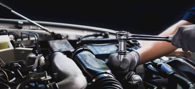 Araba tamircisi araba motoru, araba bakım konsepti üzerinde çalışıyor..