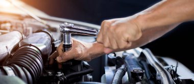 Araba tamircisi araba motoru, araba bakım konsepti üzerinde çalışıyor..