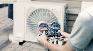 Teknisyen havalandırmayı kontrol ediyor..