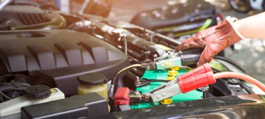 Arabanın aküsünü akü kabloları ile şarj et..