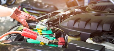 Arabanın aküsünü akü kabloları ile şarj et..