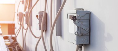 Arka plandaki elektrik güvenlik anahtarı kutusu. Ana elektrik anahtarı kontrolü..