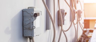Arka plandaki elektrik güvenlik anahtarı kutusu. Ana elektrik anahtarı kontrolü..