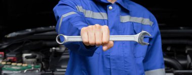 Araba tamircisi araba motoru, araba bakım konsepti üzerinde çalışıyor..