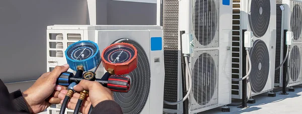Technician Checking Operation Air Conditioner — Stock Photo, Image