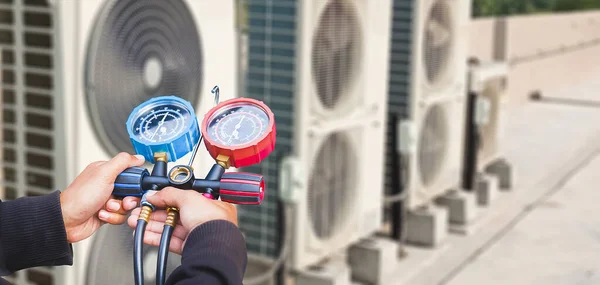 Teknisyen havalandırmayı kontrol ediyor..