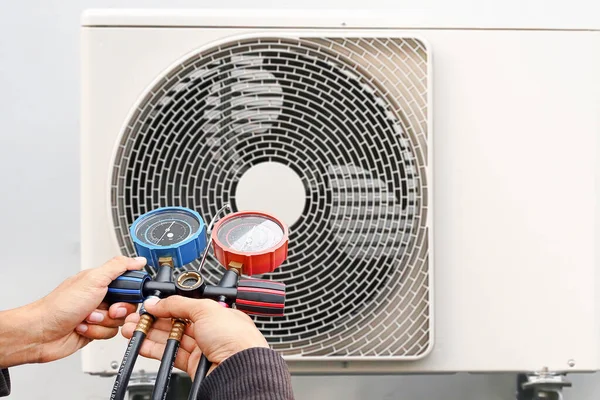 Technician Checking Operation Air Conditioner — Stock Photo, Image