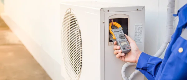 Technik Kontrolující Provoz Klimatizátoru Vzduchu — Stock fotografie