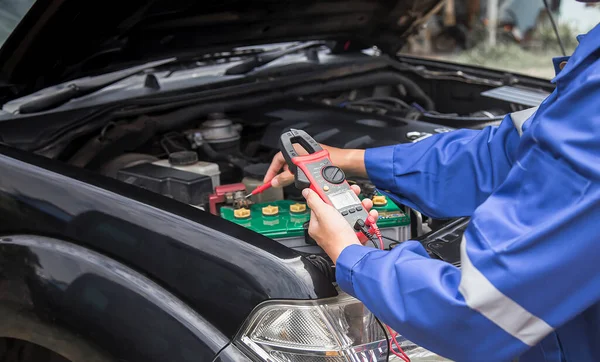 Technician Checking Electrical System Car — Stockfoto