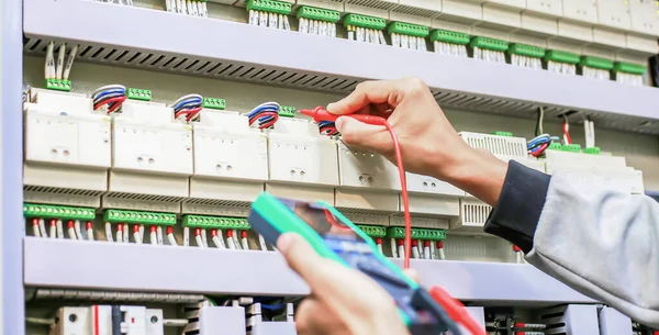 Elektrik mühendisi, kabine kontrolündeki voltaj ve elektrik hattının akımını ölçen bir testçi..