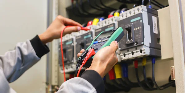 Elektriska Ingenjörer Testar Funktionen Hos Elektriska Kontrollanordningar — Stockfoto