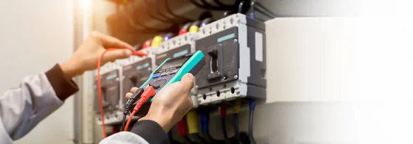 Elektriker Ingenieur Arbeitsprüfer Misst Spannung Und Strom Der Stromleitung Der — Stockfoto