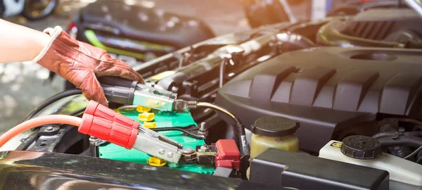 Arabanın aküsünü akü kabloları ile şarj et..