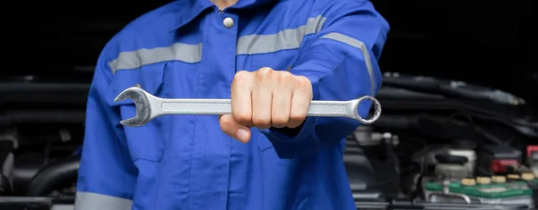 Mecánico Del Coche Que Trabaja Motor Del Coche Concepto Mantenimiento — Foto de Stock