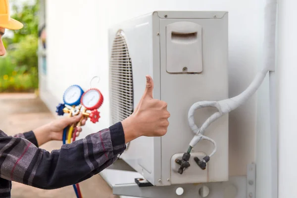 Technician Checking Operation Air Conditioner — стоковое фото