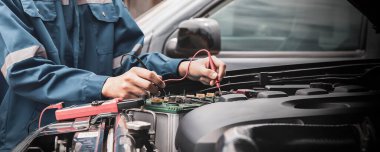 Teknisyenler arabanın elektrik sistemini inceliyor..