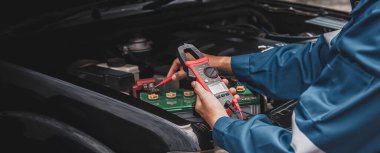 Teknisyenler arabanın elektrik sistemini inceliyor..