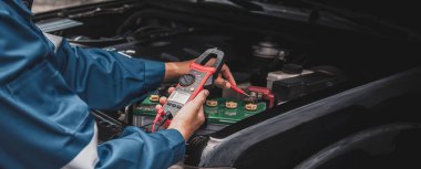 Teknisyenler arabanın elektrik sistemini inceliyor..