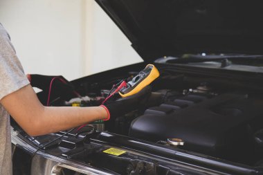 Teknisyenler arabanın elektrik sistemini inceliyor..