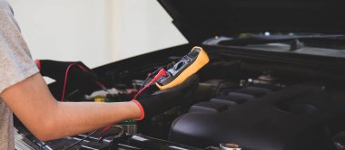 Teknisyenler arabanın elektrik sistemini inceliyor..