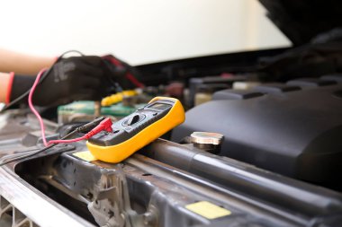 Teknisyenler arabanın elektrik sistemini inceliyor..