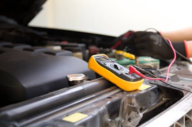 Teknisyenler arabanın elektrik sistemini inceliyor..