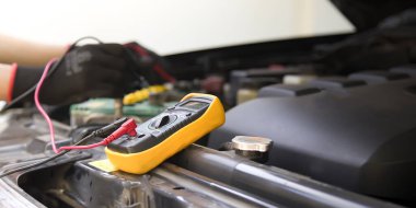 Teknisyenler arabanın elektrik sistemini inceliyor..