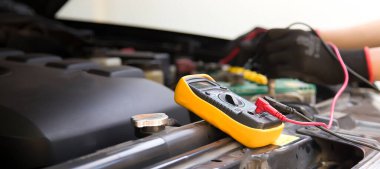 Teknisyenler arabanın elektrik sistemini inceliyor..