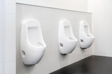 umumi tuvalet temiz modern beyaz kiremitler pisuar.