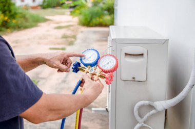 Teknisyen havalandırmayı kontrol ediyor..