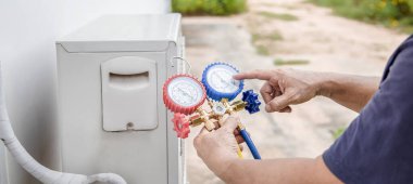 Teknisyen havalandırmayı kontrol ediyor..