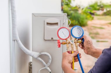 Teknisyen havalandırmayı kontrol ediyor..